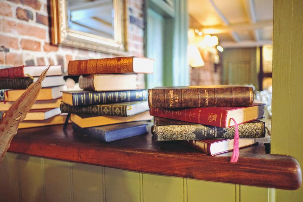 Hambro Arms Hotel Milton Abbas Eksteriør billede